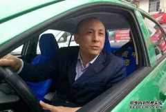 一名17岁的女孩哭着从出租车里出来。兄弟们想得