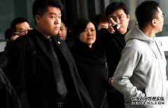 其他人的保镖旨在防止球迷。这位明星的保镖是