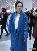 你还穿着外套吗？星星穿着温暖优雅的奢华牛仔