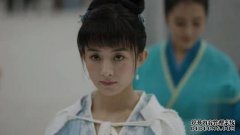 医生检查后，当婴儿睡在母亲的怀抱中时，整个