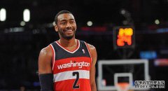 半场结束时，灯泡34 + 3 + 8，双枪精灵22 + 4 + 12，