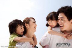 吴尊的母亲的老照片是美丽的，就像一个外国女