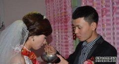 国家说：“他的意思是什么？”男人害怕三个孩