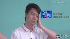 印度人正在做电影中的“额外”运动，男女必须