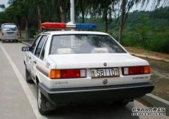司机去了咖啡馆门口。离开盘子后，她离开了。
