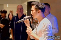 在81岁时，他仍然在谢霆锋身边。他还在玩，开着