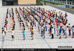 在学校的课堂上，学生的“鞋子”成为一个亮点