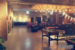 在仰光，缅甸和曼德勒直接迎来新年前夜的场景