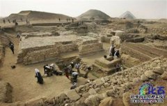 在甘肃省沙漠中发现的文物，他已经清除了数千