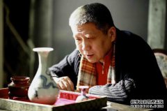 女主人问马富都家里有多少钱，她的反应使她高