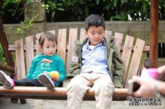 威廉把他的兄弟放在他的肩膀上，查尔斯神父保