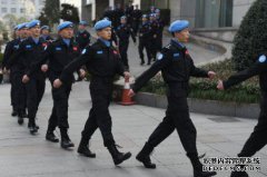 广西省一些全副武装的警察今天上午前往金鸡岭