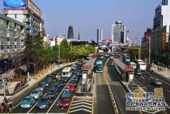 常州街的公交车突然发射，10多名乘客按时撤离。