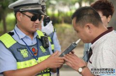 当中山的司机在等红灯时，他睡着了。交警证实