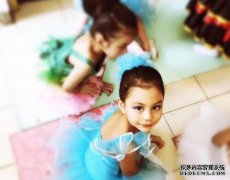 我以为妮娜的女儿的冰壶是如此美丽。看到阳朔