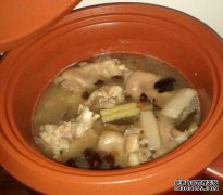 新年除夕新年：猪肉猪蹄汤炖大豆，汤味道鲜美