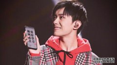 李谦驰展华为公司新手4，第一款带洞洞的手机，