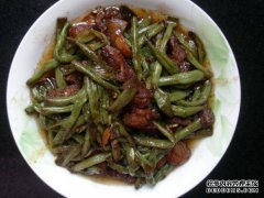 来自农村儿童的大豆泡菜被用来做饭，因此吃起