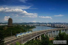 江苏省新建长江大桥长11.99公里，仅南京就耗资