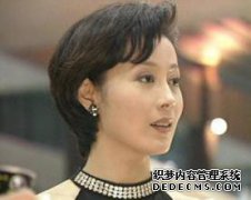 由于她被导演的妻子禁止，她被称为沙发监督员