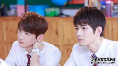 粉丝们关注陈学东，陈学东掏出手机壳展示粉丝