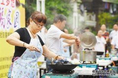 米其林厨师展示了一个厨房，一张带有2个葡萄柚