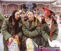 荣荣正在谈论“归来珍珠”的旧事。最令人失望