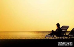 读一首梦的诗。昨晚我在草地上抓住了月光。