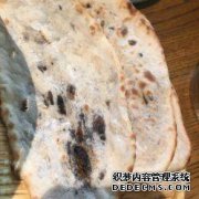 这位皇帝屈服于人民，以极大的财富逃往埃及，