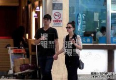 高媛媛赵佑婷带着一个盒子出现在机场，两人戴
