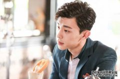 邓伦坐在屋顶上吃香肠，看起来太寂寞，但赞不