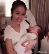 霍建华的女儿两岁时非常漂亮。难怪他抱怨他的