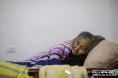 在9岁母亲去世的前夕，我给三个愚蠢的孩子留下