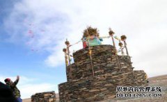 坟墓前有一块红布贴在地面上。你什么意思