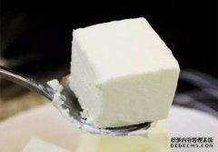 两个明亮的奶油干酪菌落超出标准