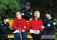 年长的警官可以更好地解释如何协调警察与平民