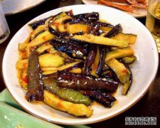 一个蒸蛋的孩子如何煎茄子的外层？