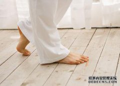 [脚部花纹的不对称]